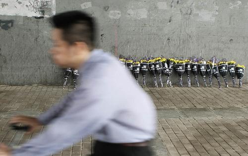7月27日,一名騎車(chē)人經(jīng)過(guò)廣渠門(mén)橋下。路邊擺放著祭奠逝者的鮮花。 當(dāng)日,按照“頭七”的傳統(tǒng)喪葬習(xí)俗,北京各界紛紛舉辦悼念活動(dòng),祭奠雨災(zāi)中的遇難者。北京“7·21”特大自然災(zāi)害已造成77人死亡。 新華社發(fā)(李方宇 攝)