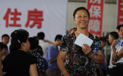 7月28日,城鄉(xiāng)廉租住房申請戶進(jìn)入選房儀式現(xiàn)場搖號(hào)。新華社記者李橋橋攝