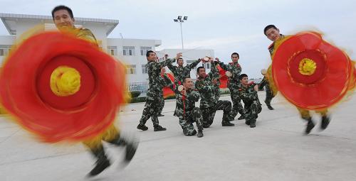 7月31日,武警安徽總隊(duì)滁州支隊(duì)鳳陽(yáng)縣中隊(duì)官兵敲起花鼓迎“八一”。當(dāng)日,在花鼓之鄉(xiāng)安徽省鳳陽(yáng)縣,武警安徽總隊(duì)滁州支隊(duì)鳳陽(yáng)縣中隊(duì)官兵自編自演具有濃郁地方特色的鳳陽(yáng)花鼓節(jié)目,慶祝“八一”建軍節(jié)的到來(lái)。新華社發(fā)(廖福安 攝)
