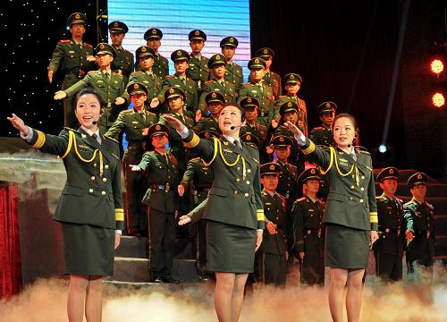 7月31日,秦皇島邊防檢查站的官兵在演唱《光榮的士兵》。新華社記者楊世堯攝