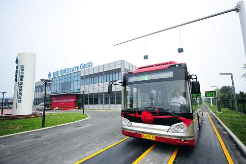 8月8日,一輛純電動公交車在天津海泰綜合充換電站充電后投入運營。當日,天津市首座電動汽車綜合充換電站建成并正式投入運營。據(jù)介紹,投入運營的綜合充換電站占地1.28萬平方米,項目一期集電動商用車充換電、電池集中充電、光伏新能源接入等功能于一體,每天可為120輛純電動公交車及各類電動乘用車提供充換電服務。新華社發(fā)(史嵩 攝)