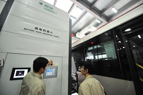 8月8日,國家電網(wǎng)工作人員對車輛進行換電操作。新華社發(fā)(史嵩 攝)