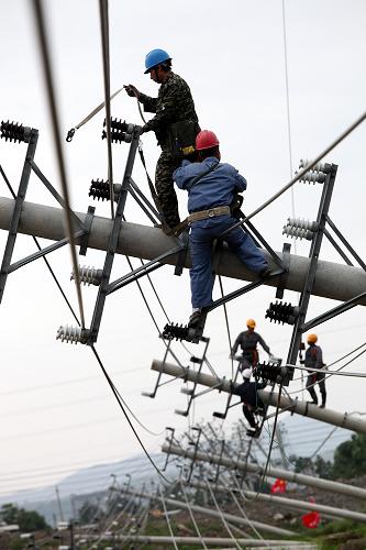 8月8日,供電工人在浙江省溫嶺市松門鎮(zhèn)81省道林石線路段搶修受損電路。當(dāng)日,受臺風(fēng)“???#8221;過境影響,浙江溫嶺境內(nèi)110千伏文峰變兩條10千伏線路的34根電線桿被狂風(fēng)刮倒,導(dǎo)致附近5千余家用戶停電。8日一大早,溫嶺市供電局組織6輛吊車、50多名電力工人對線路進(jìn)行搶修,預(yù)計恢復(fù)供電需要兩天時間。新華社發(fā)(孫金標(biāo) 攝)
