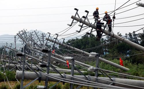 8月8日,在浙江省溫嶺市松門鎮(zhèn)81省道林石線路段,大片電線桿被臺風(fēng)吹倒,供電工人加緊搶修受損電路。新華社發(fā)(孫金標(biāo) 攝)