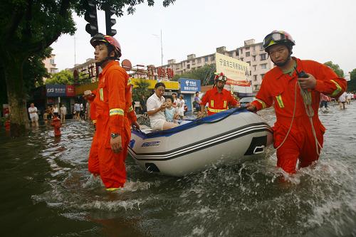 8月9日,在寧波市江東區(qū)白鶴街道黃鸝社區(qū),消防官兵用沖鋒舟轉(zhuǎn)運社區(qū)群眾。新華社記者 崔新鈺 攝