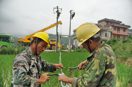 8月11日,在江西樂(lè)平市塔山街道,維修人員搶修損毀的供電設(shè)施。8月10日,受臺(tái)風(fēng)“???#8221;影響,江西景德鎮(zhèn)、上饒北部地區(qū)出現(xiàn)了大風(fēng)強(qiáng)降雨天氣。婺源縣、樂(lè)平市、萬(wàn)年縣供電公司電網(wǎng)受損嚴(yán)重,共有517個(gè)臺(tái)區(qū)停電,51823戶用戶用電受到影響。災(zāi)情發(fā)生后,當(dāng)?shù)毓╇姽倦娋W(wǎng)立即組織人員投入搶修工作中,盡快恢復(fù)線路供電。截止到8月11日14時(shí),累計(jì)恢復(fù)417個(gè)臺(tái)區(qū)37065戶用戶供電。新華社記者 周密 攝