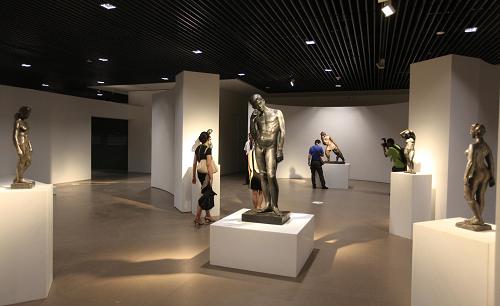這是中華藝術(shù)宮展廳(8月30日攝)。8月30日,上海市政府舉行新聞發(fā)布會(huì),宣布上海的兩個(gè)重大文化項(xiàng)目——中華藝術(shù)宮、上海當(dāng)代藝術(shù)博物館將于今年10月1日開館試展。中華藝術(shù)宮選址2010年上海世博會(huì)中國(guó)館,展示面積達(dá)6.4萬平方米,擁有27個(gè)展廳,是以收藏保管、學(xué)術(shù)研究、陳列展示、普及教育和對(duì)外交流為基本職能的藝術(shù)博物館,與上海當(dāng)代藝術(shù)博物館同為公益性、學(xué)術(shù)性的機(jī)構(gòu),將收藏、展示和陳列反映中國(guó)近現(xiàn)代美術(shù)的起源與發(fā)展脈絡(luò)的藝術(shù)珍品。新華社記者 任瓏 攝
