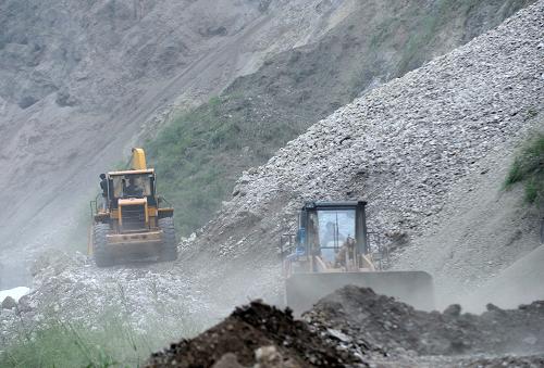 9月7日,通往彝良縣重災(zāi)區(qū)洛澤河鎮(zhèn)洛澤河村的道路已經(jīng)中斷,有關(guān)部門(mén)正在積極搶通。新華社記者 秦晴 攝