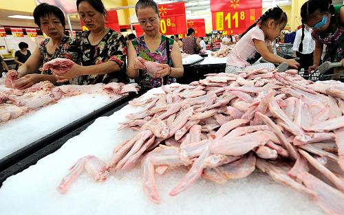 9月9日,重慶市民在一超市內(nèi)選購(gòu)肉類食品。新華社記者 李健 攝