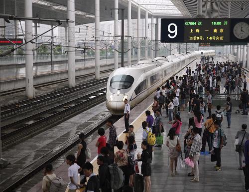 9月9日,一列動(dòng)車組駛?cè)虢K無錫火車站。 按照鐵道部日前出臺(tái)的中秋和國慶黃金周旅客運(yùn)輸方案,2012年中秋和國慶黃金周運(yùn)輸期限為9月27日至10月7日,共計(jì)11天。方案顯示,9月27日至10月7日,全國鐵路預(yù)計(jì)發(fā)送旅客7540萬人,日均達(dá)到686萬人,同比增長5%。其中,各鐵路局發(fā)送跨局中長途直通旅客2345萬人,同比增長4.5%。預(yù)計(jì)高峰日為10月1日,旅客發(fā)送量將達(dá)900萬人,比去年客流最高峰增加32萬人。 新華社發(fā)(還月亮 攝)