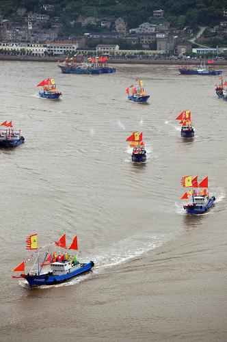 9月16日,在一艘中國(guó)漁政船的引導(dǎo)下,大批漁船列隊(duì)從石浦漁港駛出準(zhǔn)備入海。當(dāng)日中午12點(diǎn),東海區(qū)的伏季休漁結(jié)束,第十五屆中國(guó)開(kāi)漁節(jié)開(kāi)幕式暨開(kāi)船儀式在全國(guó)六大中心漁港之一的浙江象山石浦港舉行。近2000艘大馬力鋼質(zhì)漁輪在石浦漁港整裝待發(fā)。歷經(jīng)三個(gè)半月伏季休漁的漁民,迎來(lái)了開(kāi)漁的日子。新華社記者 黃宗治 攝