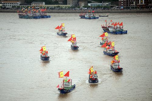 9月16日,大批漁船列隊(duì)從全國(guó)六大中心漁港之一的象山石浦港駛出準(zhǔn)備入海。新華社記者 黃宗治 攝