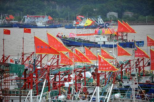 9月16日,大批漁船在石浦漁港整裝待發(fā),準(zhǔn)備出海。新華社記者 黃宗治 攝