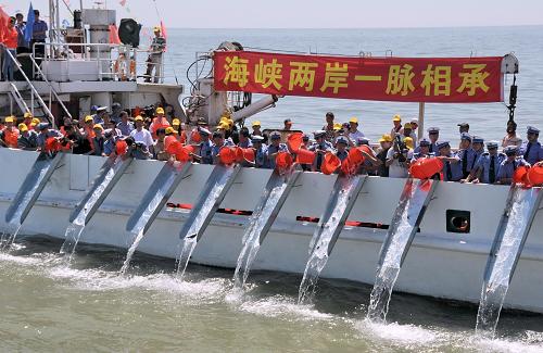 9月16日,福州市海洋與漁業(yè)執(zhí)法支隊工作人員在閩江口附近海域投放大黃魚、真鯛等魚苗。當(dāng)日,海峽兩岸漁業(yè)資源增殖放流活動在福建省福州海事局馬江處碼頭啟動,并在閩江口附近海域投放大黃魚、真鯛等346萬尾魚苗。開展?jié)O業(yè)增殖放流活動,旨在進(jìn)一步喚起兩岸民眾關(guān)注海峽漁業(yè)資源的生態(tài)環(huán)境保護(hù)意識,促進(jìn)漁業(yè)資源的恢復(fù)和可持續(xù)利用。2010年到2012年,福建省共投入資金3370萬元,在閩江口、泉州灣等水域開展了大量的增殖放流活動,放流魚、蝦、貝等苗種約11億尾,取得良好的社會和經(jīng)濟(jì)效益。新華社記者 林善傳 攝