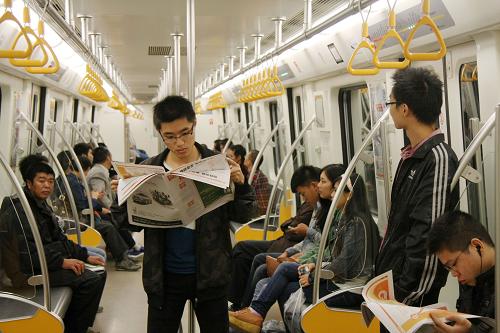 9月16日,乘客乘坐成都地鐵2號(hào)線。新華社發(fā)(趙俊超 攝)