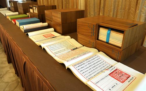 9月16日拍攝的原大原色原樣《四庫全書》(文津閣本)樣書。當(dāng)日,《四庫全書》(文津閣本)原大原色原樣出版專家審評會在江蘇省揚州市召開。專家對商務(wù)印刷館出版的《御選唐宋文醇》、《御選唐宋詩醇》共八函五十八冊進行審評。專家認為,該樣書真實而準確反映了原書的內(nèi)容,精準再現(xiàn)原書的原貌,所有材質(zhì)在現(xiàn)有條件下基本接近原書,實現(xiàn)了原大原色原樣出版《四庫全書》(文津閣本)的目標。新華社發(fā)(莊文斌 攝)