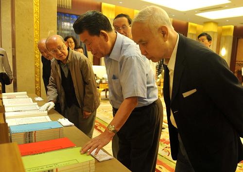 9月15日,專家審評團成員在觀看原大原色原樣《四庫全書》(文津閣本)樣書。新華社發(fā)(莊文斌 攝)
