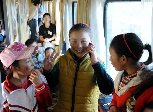 北京免費(fèi)救治西藏先心病首批患兒抵京 9月18日,先心病患兒旦增卓嘎在火車抵達(dá)北京時(shí),給阿爸打電話報(bào)平安。 當(dāng)日,14名來自西藏拉薩的先心病患兒乘坐火車抵京治療。這次到京治療的14名先心病患兒,年齡最大的18歲,最小的僅有1歲。 此次救治行動(dòng)是西藏“雙百工程”的一部分,即17個(gè)援藏省市和17家中央援藏企業(yè)每年分別為西藏免費(fèi)治療100名先心病患兒。北京市免費(fèi)救治兒童先天性心臟病活動(dòng)今年7月27日在拉薩啟動(dòng)以來,最終確定了首批14名患兒來京治療。 新華社記者唐召明攝