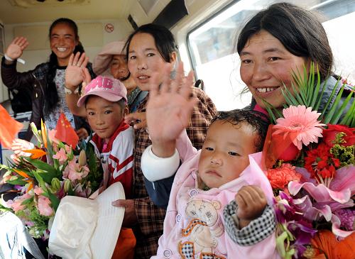 9月18日,來京治療的先心病患兒在家長的陪護(hù)下,乘車前往北京安貞醫(yī)院。 當(dāng)日,14名來自西藏拉薩的先心病患兒乘坐火車抵京治療。這次到京治療的14名先心病患兒,年齡最大的18歲,最小的僅有1歲。 此次救治行動(dòng)是西藏“雙百工程”的一部分,即17個(gè)援藏省市和17家中央援藏企業(yè)每年分別為西藏免費(fèi)治療100名先心病患兒。北京市免費(fèi)救治兒童先天性心臟病活動(dòng)今年7月27日在拉薩啟動(dòng)以來,最終確定了首批14名患兒來京治療。 新華社記者唐召明攝
