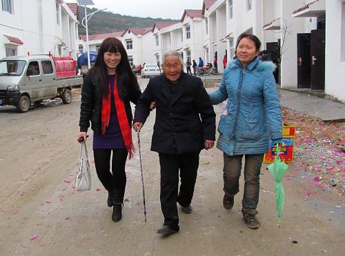 湖北省十堰市鄖縣安陽鎮(zhèn)大柏樹村移民王菊蘭(中),在家人的攙扶下走向安陽鎮(zhèn)鞍子山移民安置點的新家(2011年11月30日攝)。 2012年9月18日,湖北省在鄖縣柳陂鎮(zhèn)的臥龍崗移民安置點舉行約10分鐘的簡短儀式,宣布我國南水北調(diào)中線工程丹江口庫區(qū)移民搬遷全部結(jié)束。作為丹江口庫區(qū)最后一批搬遷的鄖縣柳陂鎮(zhèn)移民完成搬遷,標(biāo)志著湖北省丹江口水庫18萬移民遷安工作全面完成,也標(biāo)志著中國南水北調(diào)中線庫區(qū)34萬移民搬遷全部結(jié)束。 新華社發(fā)(曹忠宏 攝)