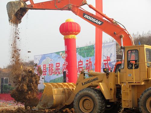 這是2010年11月28日,湖北省十堰市鄖縣移民村建設(shè)啟動儀式在青曲鎮(zhèn)王家山村舉行。 2012年9月18日,湖北省在鄖縣柳陂鎮(zhèn)的臥龍崗移民安置點舉行約10分鐘的簡短儀式,宣布我國南水北調(diào)中線工程丹江口庫區(qū)移民搬遷全部結(jié)束。作為丹江口庫區(qū)最后一批搬遷的鄖縣柳陂鎮(zhèn)移民完成搬遷,標(biāo)志著湖北省丹江口水庫18萬移民遷安工作全面完成,也標(biāo)志著中國南水北調(diào)中線庫區(qū)34萬移民搬遷全部結(jié)束。 新華社發(fā)(曹忠宏 攝)