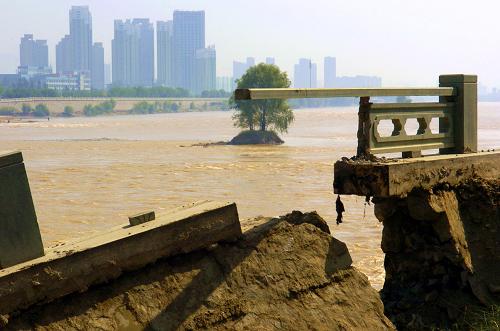 這是蘭州市七里河區(qū)南濱河西路附近被河水沖毀的堤岸殘垣(2012年9月18日)。 據(jù)蘭州市七里河區(qū)政府通報,位于甘肅省蘭州市七里河區(qū)南濱河西路附近的黃河河堤,于9月16日下午和17日上午連續(xù)發(fā)生兩次垮塌,分別造成30米和24米的垮塌。此前8月29日,距離此次不遠的黃河河堤也曾發(fā)生垮塌。目前,相關搶修工作正在緊張進行。 新華社記者郭剛攝