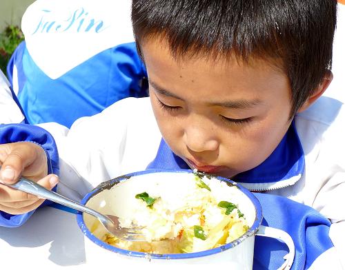 9月19日,一名甘肅省永靖縣小嶺鄉(xiāng)中心小學(xué)學(xué)生在餐廳吃營(yíng)養(yǎng)餐。今年春季學(xué)期開始,甘肅省58個(gè)連片特困縣義務(wù)教育階段的231萬(wàn)名農(nóng)村中小學(xué)生吃上了由政府提供的營(yíng)養(yǎng)餐。寄宿制學(xué)校小學(xué)生的營(yíng)養(yǎng)餐補(bǔ)貼標(biāo)準(zhǔn)為每日三餐6元,初中生標(biāo)準(zhǔn)為每日三餐7元。2012年秋季學(xué)期開學(xué)后,為確保更多農(nóng)村學(xué)生在校吃上營(yíng)養(yǎng)餐,提高農(nóng)村學(xué)生健康水平,財(cái)政部、教育部聯(lián)合發(fā)布《農(nóng)村義務(wù)教育學(xué)生營(yíng)養(yǎng)改善計(jì)劃專項(xiàng)資金管理暫行辦法》,從資金安排、撥付、使用和監(jiān)管等四個(gè)方面,規(guī)范農(nóng)村義務(wù)教育學(xué)生營(yíng)養(yǎng)改善計(jì)劃專項(xiàng)資金管理。新華社發(fā)(史有東 攝)