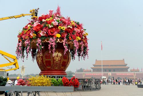 9月22日,工人在裝飾天安門廣場(chǎng)國(guó)慶主花壇。當(dāng)日,北京天安門廣場(chǎng)國(guó)慶主花壇從組裝地正陽門移至天安門廣場(chǎng)北側(cè)中心,安放在“祝福祖國(guó)”的基座上。據(jù)了解,直徑達(dá)11米,約兩層樓高的天安門廣場(chǎng)國(guó)慶主花壇將在當(dāng)晚基本裝飾完成。新華社記者 羅曉光 攝