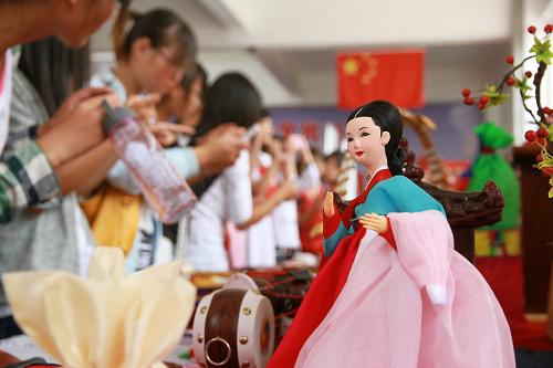 這是9月22日在山東日照職業(yè)技術(shù)學(xué)院拍攝的韓國(guó)民間工藝品。 新華社發(fā)(李青 攝)