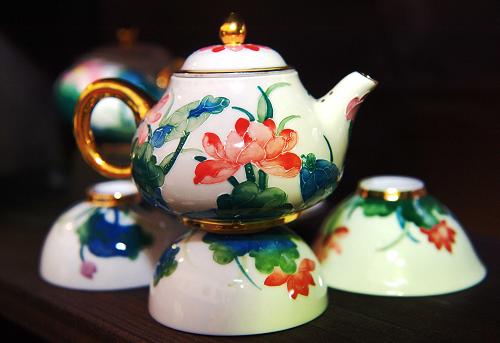 在廣西國(guó)際會(huì)展中心臺(tái)灣精品屋內(nèi)展示的臺(tái)灣黑彩窯陶藝品(9月23日攝)。在第九屆中國(guó)—東盟博覽會(huì)上,臺(tái)灣的古老手繪陶藝——黑彩窯亮相,復(fù)雜精美的工藝加上新穎細(xì)膩的繪畫(huà)引來(lái)眾多觀眾觀賞選購(gòu)。黑彩窯位于臺(tái)灣的陶瓷重鎮(zhèn)新北市鶯歌區(qū),其主持人白芃絪從事彩繪陶瓷藝術(shù)多年,近年來(lái)將鎏金技術(shù)配以中國(guó)古老手繪陶藝,輔以釉藥用色,經(jīng)過(guò)1280攝氏度高溫?zé)贫勺髌?。新華社記者 張愛(ài)林 攝