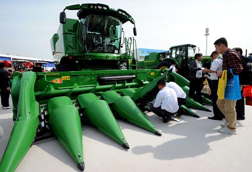 9月25日,參觀者在2012中國(guó)國(guó)際農(nóng)業(yè)機(jī)械展覽會(huì)上觀看大型玉米收割機(jī)。當(dāng)日,2012中國(guó)國(guó)際農(nóng)業(yè)機(jī)械展覽會(huì)在沈陽(yáng)國(guó)際展覽中心開幕。為期3天的展覽會(huì)吸引了來自世界各地的1743家企業(yè)參展。新華社發(fā)