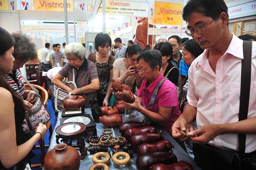 9月25日,在廣西南寧國(guó)際會(huì)展中心,觀(guān)眾在選購(gòu)越南小商品。新華社記者 黃孝邦 攝