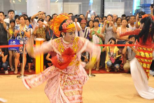 9月25日,在廣西南寧國(guó)際會(huì)展中心,參觀(guān)者在觀(guān)看緬甸演員的精彩表演。新華社記者 周華 攝