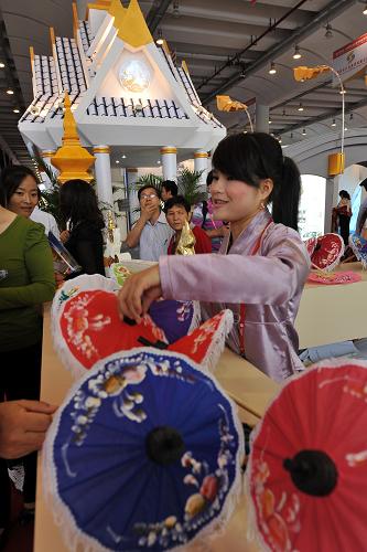 9月25日,一名越南參展商在向觀(guān)眾介紹展品。新華社記者 陳瑞華 攝