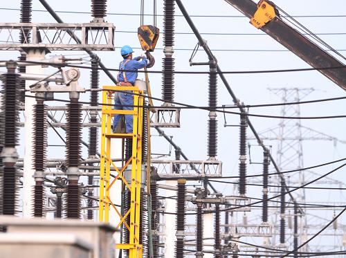 9月24日,國(guó)家電網(wǎng)安徽蚌埠供電公司員工在220千伏高湖變電站內(nèi)更換電器設(shè)備。連日來(lái),國(guó)家電網(wǎng)安徽蚌埠供電公司組織精干力量,對(duì)所屬電氣設(shè)備、線路進(jìn)行安全檢查及負(fù)荷測(cè)試,消除設(shè)備隱患,確保中秋節(jié)、國(guó)慶節(jié)期間用電安全可靠。新華社發(fā)(牛路 攝)