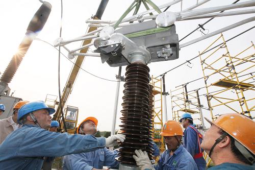 9月24日,國(guó)家電網(wǎng)安徽蚌埠供電公司員工在220千伏高湖變電站內(nèi)更換電器刀閘。新華社發(fā)(牛路 攝)