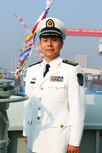 中國第一艘航空母艦“遼寧艦”政治委員梅文,1965年出生于湖北黃梅,海軍大校軍銜,大學(xué)本科學(xué)歷(9月24日攝)。新華社記者 查春明 攝