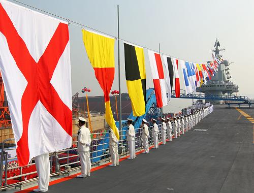 9月25日,“遼寧艦”懸掛滿旗,艦員精神抖擻分區(qū)列隊。9月25日,我國第一艘航空母艦“遼寧艦”已按計劃完成建造和試驗試航工作,在中國船舶重工集團公司大連造船廠正式交付海軍。經(jīng)中央軍委批準,我國第一艘航空母艦命名為“中國人民解放軍海軍遼寧艦”,舷號為“16”。“遼寧艦”交接入列后將繼續(xù)開展相關(guān)科研試驗和軍事訓(xùn)練等工作。新華社記者 查春明 攝
