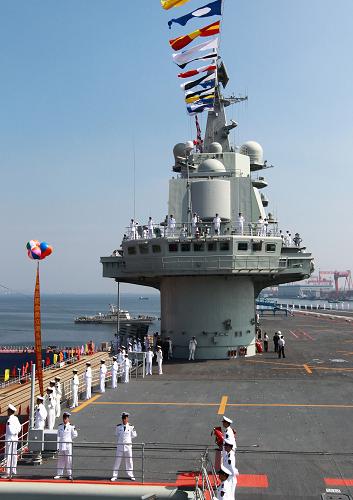 9月25日,“遼寧艦”懸掛滿旗,艦員精神抖擻分區(qū)列隊。新華社記者 查春明 攝