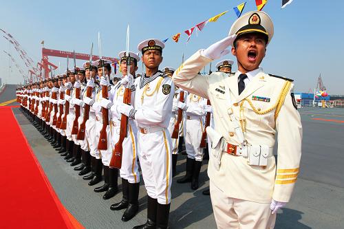 9月25日,威武的海軍儀仗隊在“遼寧艦”上準備接受首長檢閱。新華社記者 查春明 攝