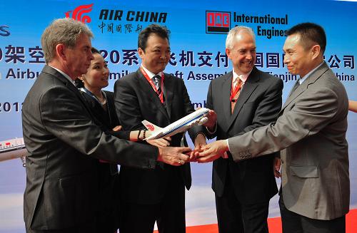 9月25日,空客天津交付中心高管(左一)和國際航空公司上海分公司高管(左二)在贈送100架A320系列飛機模型儀式上合影。當(dāng)日,空中客車公司在空客(天津)飛機交付中心向中國國際航空公司交付了空客天津總裝線自2008年投產(chǎn)以來完成總裝的第100架A320系列飛機。該飛機配備IAE V2500發(fā)動機,采用典型兩艙布局,共設(shè)有8個公務(wù)艙和150個經(jīng)濟艙座席。新交付的A320系列飛機將于9月26日從空客(天津)飛機交付中心飛往上海,并于9月30日投入商業(yè)運營,執(zhí)飛上海—桂林航線。截至2012年7月底,中國各航空公司運營的空客A320系列飛機超過700架。新華社記者 劉海峰 攝