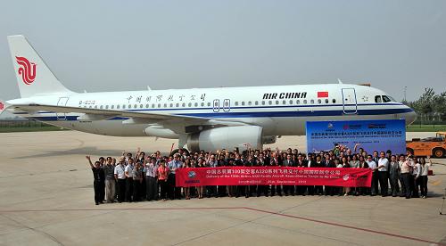 9月25日,在空客天津交付中心,中國國際航空公司的員工在第100架A320系列飛機前合影。新華社記者 劉海峰 攝