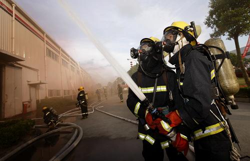9月25日,兩名消防員正在現(xiàn)場用高壓水槍壓制“火勢”。當日,由上海寶山區(qū)突發(fā)公共事件應(yīng)急管理委員會和上海寶山區(qū)公安消防支隊聯(lián)合主辦的城市工業(yè)園區(qū)廠庫房綜合消防演練在寶山城市工業(yè)園舉行。演練模擬大跨度廠庫房在火災(zāi)發(fā)生后的人員疏散、多方聯(lián)動以及現(xiàn)場應(yīng)急救援,35輛各類消防車輛及300多名消防官兵參與演練。新華社記者 裴鑫 攝