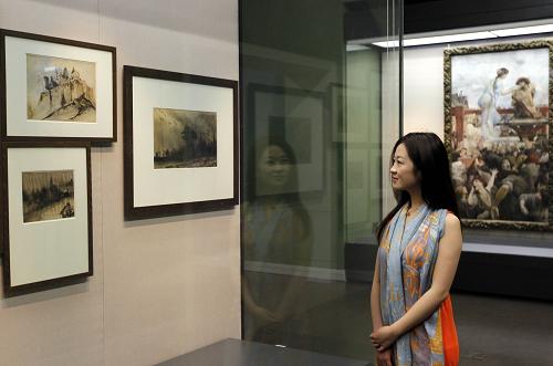 9月25日,一位媒體記者在中華藝術(shù)宮觀看法國雨果博物館的參展作品。新華社記者 任瓏 攝