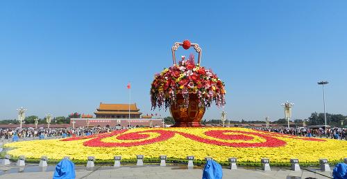 9月26日在北京天安門廣場(chǎng)拍攝的“祝福祖國(guó)”巨型花壇。當(dāng)日,以“祝福祖國(guó)”為主題的巨型花壇亮相北京天安門廣場(chǎng),吸引眾多游客前來(lái)參觀拍照。花壇通體以紅黃兩色為主色調(diào)。花籃加上底座高達(dá)15米,最寬處11米,它與下方的如意圖案結(jié)合在一起形成直徑達(dá)50米的立體花壇。新華社發(fā)(王振 攝)