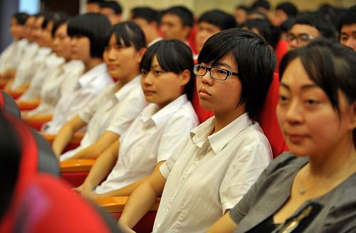 9月27日,湖南師大附中海口中學(xué)的學(xué)生在上國家版圖知識公開課。當(dāng)日,海南省國家版圖意識宣傳教育“進(jìn)學(xué)校、進(jìn)社區(qū)、進(jìn)媒體”活動在??谑袉?,活動計(jì)劃將通過向中小學(xué)校、社區(qū)贈書等多種形式宣傳國家版圖意識。新華社記者 郭程 攝