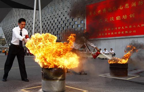 9月27日,兩名志愿消防員在進(jìn)行正確使用滅火器實(shí)踐。當(dāng)日,由上海浦東新區(qū)公安消防支隊主辦的世博地區(qū)志愿消防員業(yè)務(wù)技能培訓(xùn)在上海世博展覽館舉行,來自中華藝術(shù)宮、東方體育中心等多家單位的200余名志愿消防員系統(tǒng)學(xué)習(xí)了消防知識并進(jìn)行火災(zāi)應(yīng)急處置演練,以確保中秋國慶雙節(jié)期間各家游客聚集地的消防安全。新華社記者 裴鑫 攝