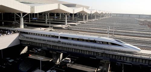 9月28日,首發(fā)武漢的G501次動(dòng)車組駛出鄭州東站,京廣高鐵鄭州至武漢段正式通車運(yùn)營(yíng)。國(guó)家重點(diǎn)工程、全國(guó)最大的綜合性交通樞紐之一--鄭州東站,是國(guó)家新規(guī)劃的重點(diǎn)鐵路工程北京至廣州客運(yùn)專線和蘭州至徐州客運(yùn)專線兩大鐵路干線十字交匯樞紐,是一個(gè)以高速鐵路為核心,集城市地鐵、城際鐵路、公路客運(yùn)、公交和出租車等多種交通方式為一體的大型現(xiàn)代化綜合交通樞紐。新華社記者 朱祥 攝