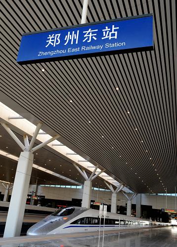 這是投入使用的鄭州東站站臺(tái),鄭州東站是我國(guó)中部地區(qū)最大的高速鐵路編組站(9月28日攝)。新華社記者 朱祥 攝