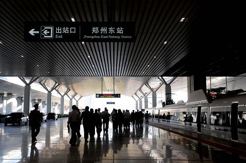 這是投入使用的鄭州東站站臺(tái),鄭州東站是我國(guó)中部地區(qū)最大的高速鐵路編組站(9月28日攝)。新華社記者 朱祥 攝